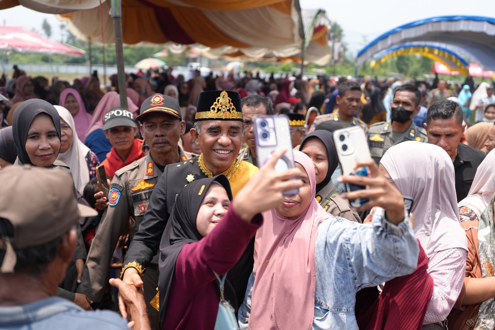 Demi Peserta Upacara,Gubernur Anwar Hafid Tunda Sambutan di HUTDA ke-27 Buol: Salurkan 5.000 Paket Sembako untuk Warga