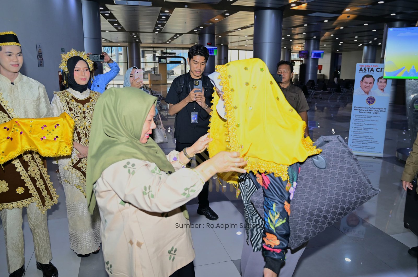 Disambut Hangat di Bumi Tadulako, Wagub Reny Pasang Sampolu Kepada Wakil Ketua Komisi IX DPR RI Saat Tiba di Palu