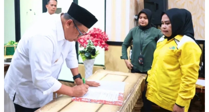 Bupati Takalar Daeng Manye Tandatangani NPHD: Serahkan Bantuan Rp1,1 Miliar untuk 11 Partai Politik